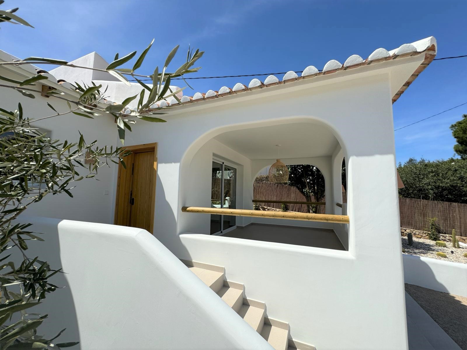 Casa de 4 dormitorios en Denia con gran parcela y terraza.