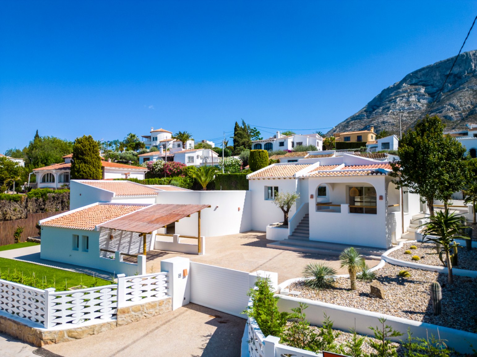 Casa de 4 dormitorios en Denia con gran parcela y terraza.