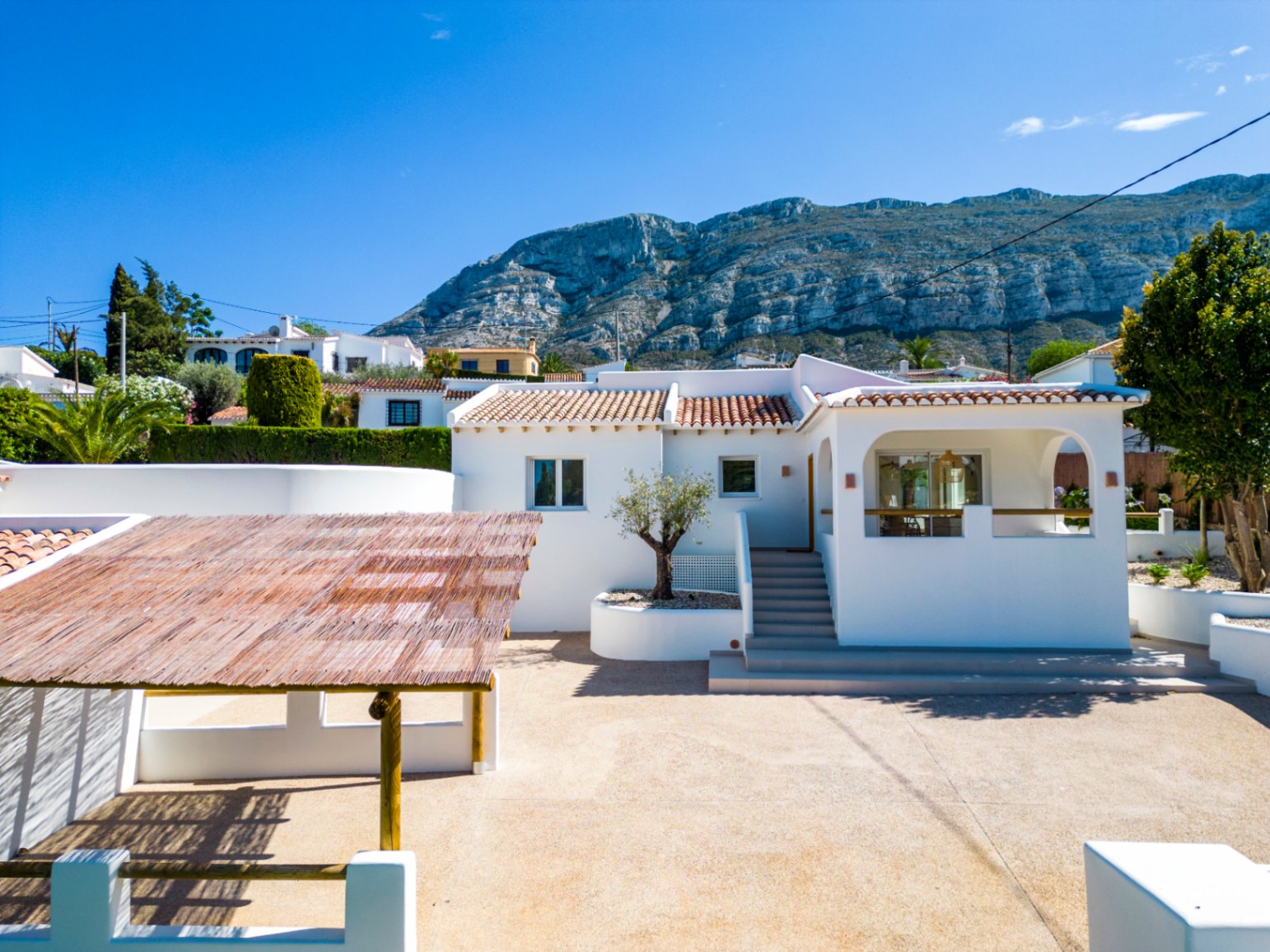 Casa de 4 dormitorios en Denia con gran parcela y terraza.