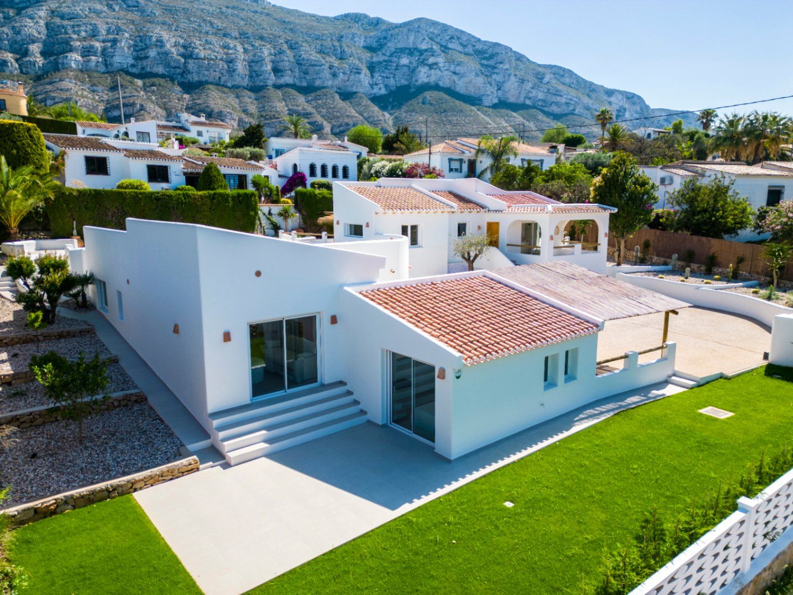 Casa de 4 dormitorios en Denia con gran parcela y terraza.