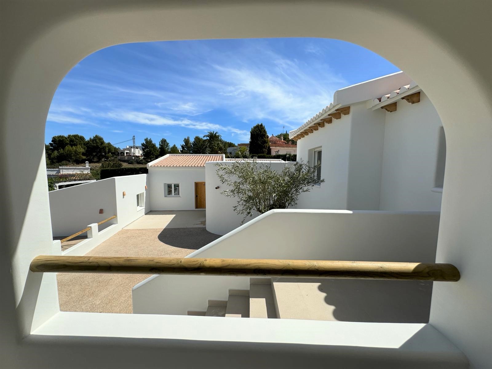 Casa de 4 dormitorios en Denia con gran parcela y terraza.