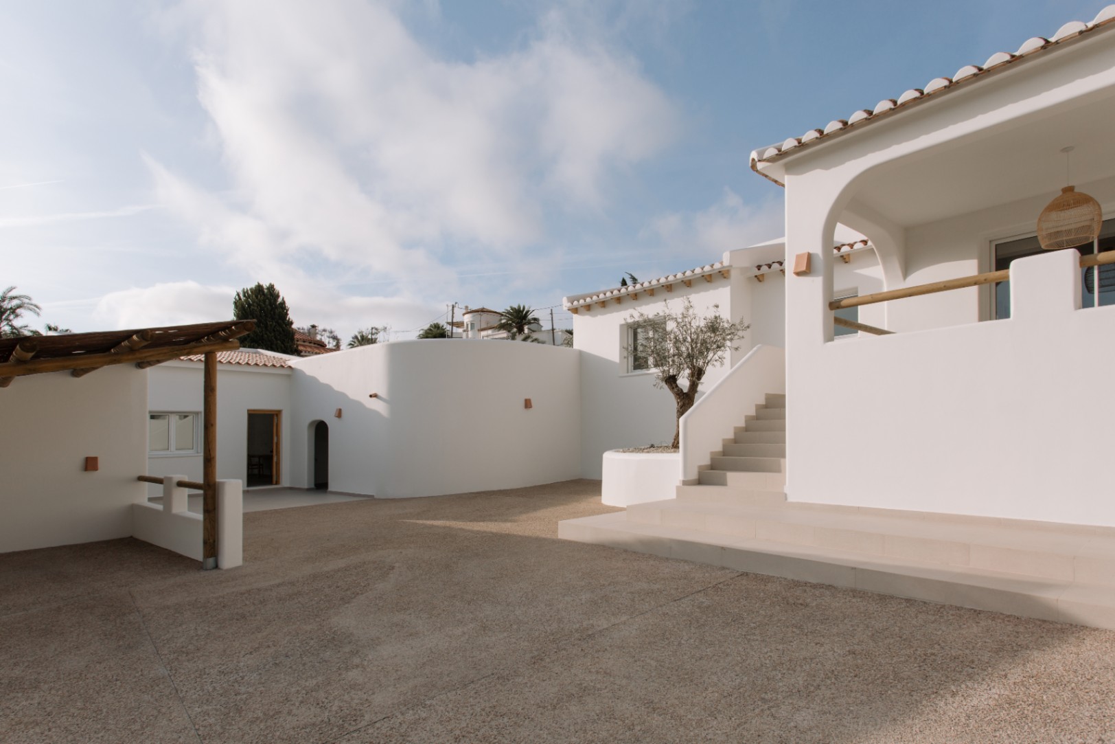 Casa de 4 dormitorios en Denia con gran parcela y terraza.