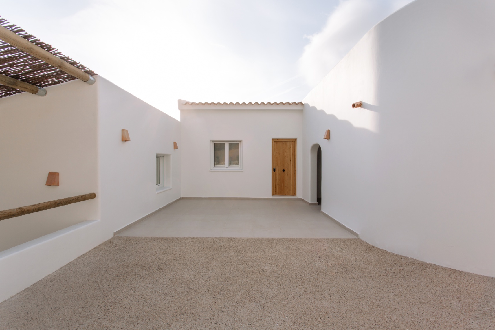 Casa de 4 dormitorios en Denia con gran parcela y terraza.