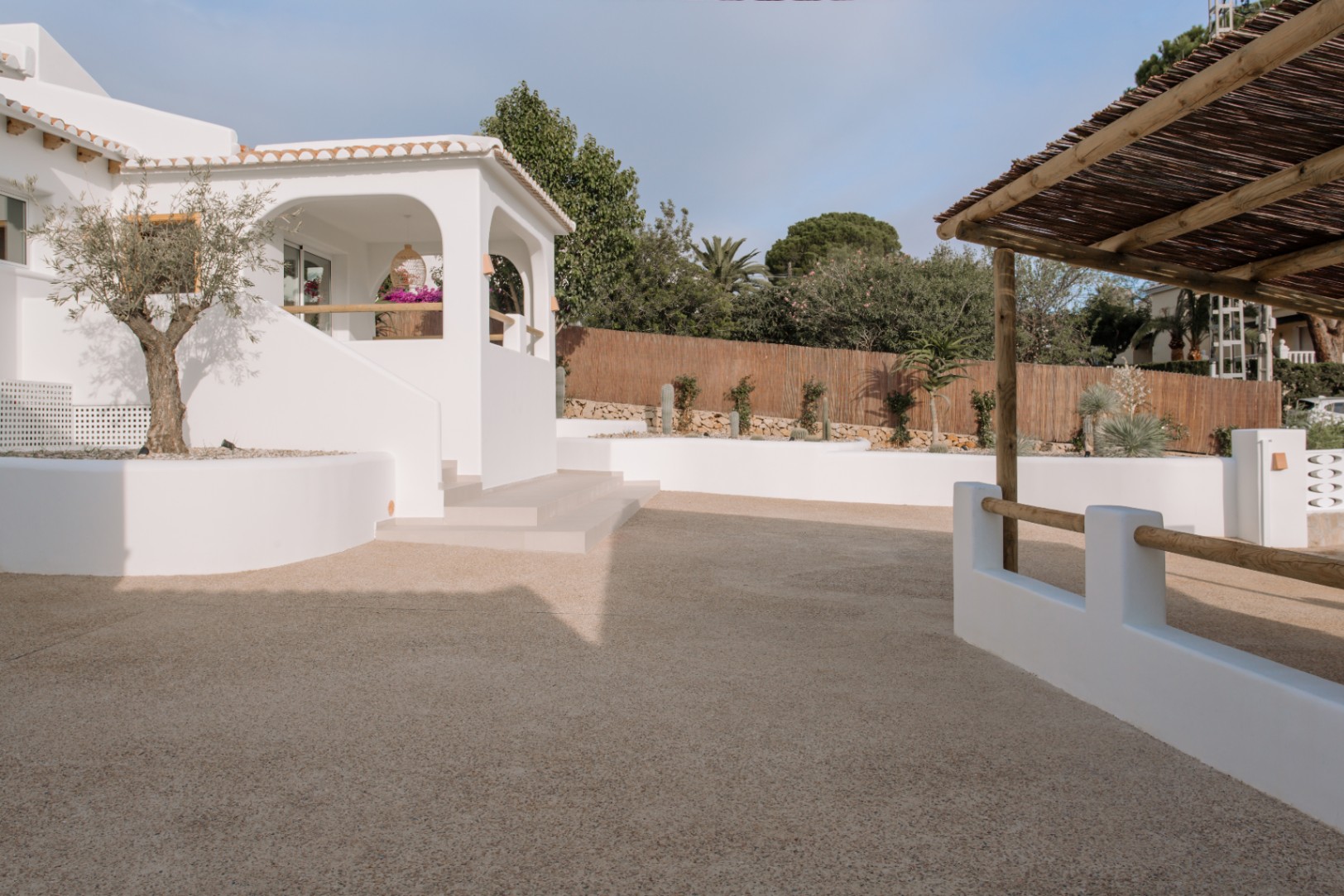 Casa de 4 dormitorios en Denia con gran parcela y terraza.