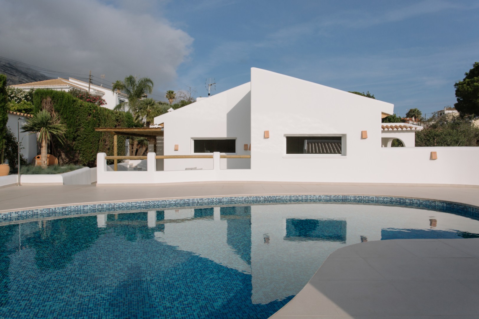 Casa de 4 dormitorios en Denia con gran parcela y terraza.