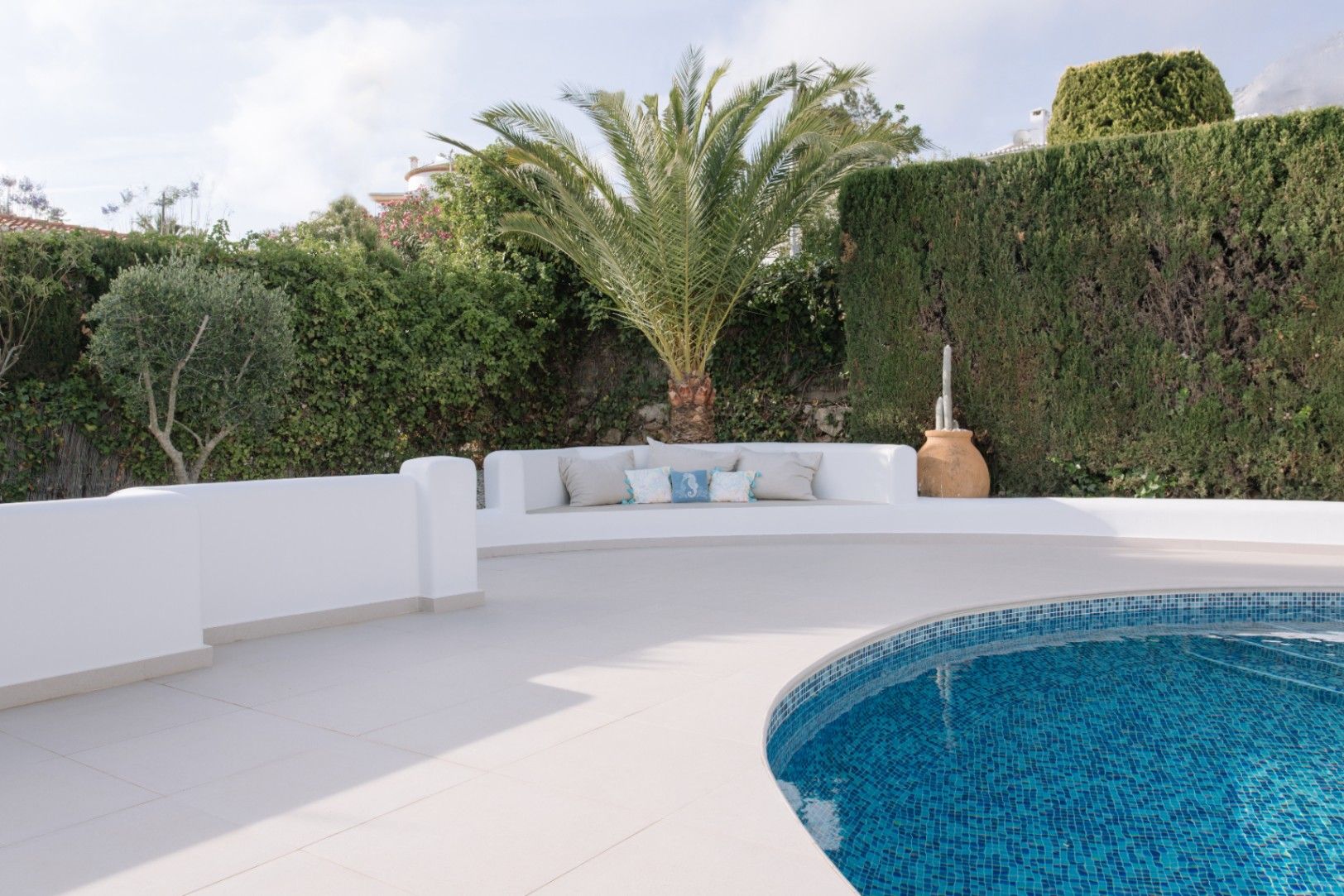 Casa de 4 dormitorios en Denia con gran parcela y terraza.
