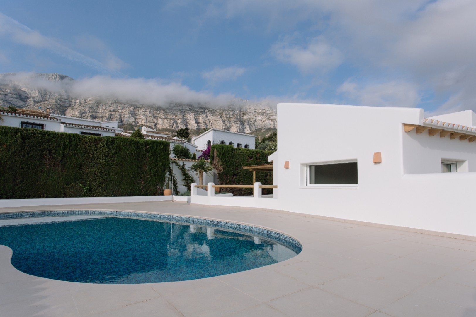 Casa de 4 dormitorios en Denia con gran parcela y terraza.
