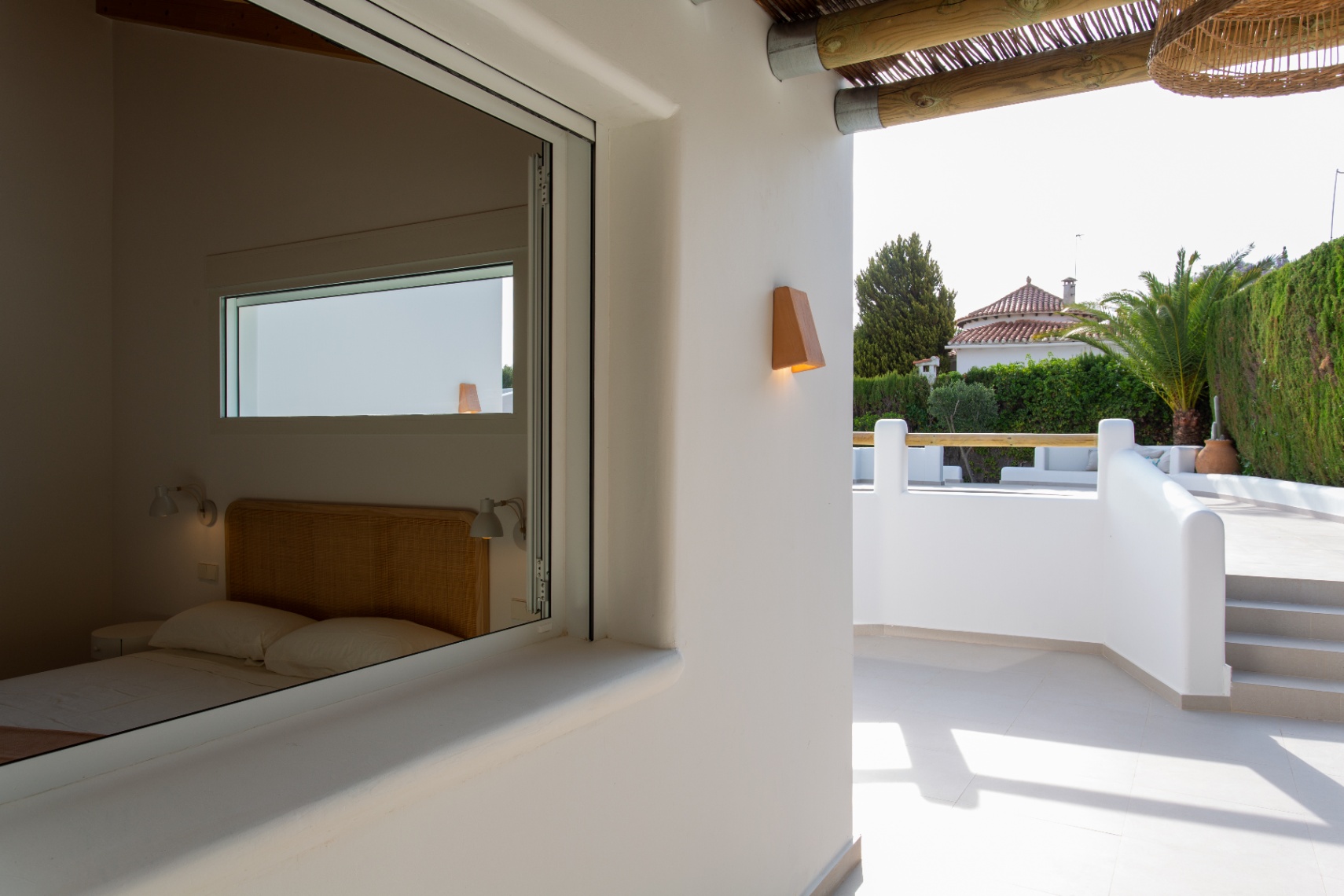 Casa de 4 dormitorios en Denia con gran parcela y terraza.