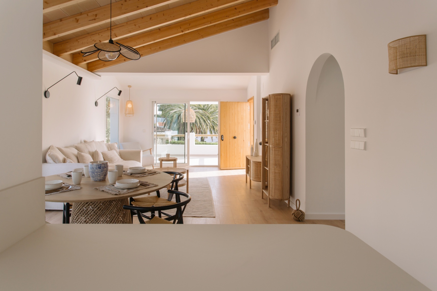 Casa de 4 dormitorios en Denia con gran parcela y terraza.