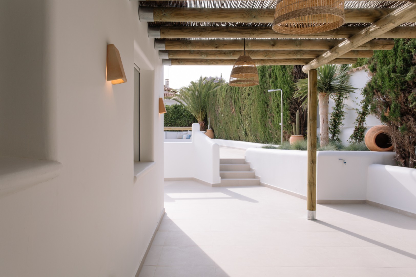 Casa de 4 dormitorios en Denia con gran parcela y terraza.