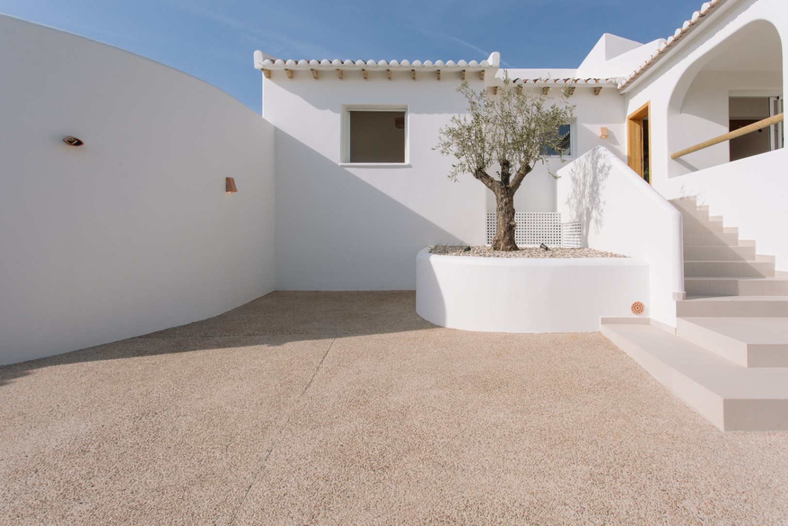 Casa de 4 dormitorios en Denia con gran parcela y terraza.