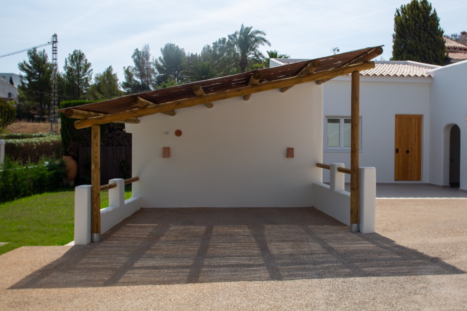 Casa de 4 dormitorios en Denia con gran parcela y terraza.