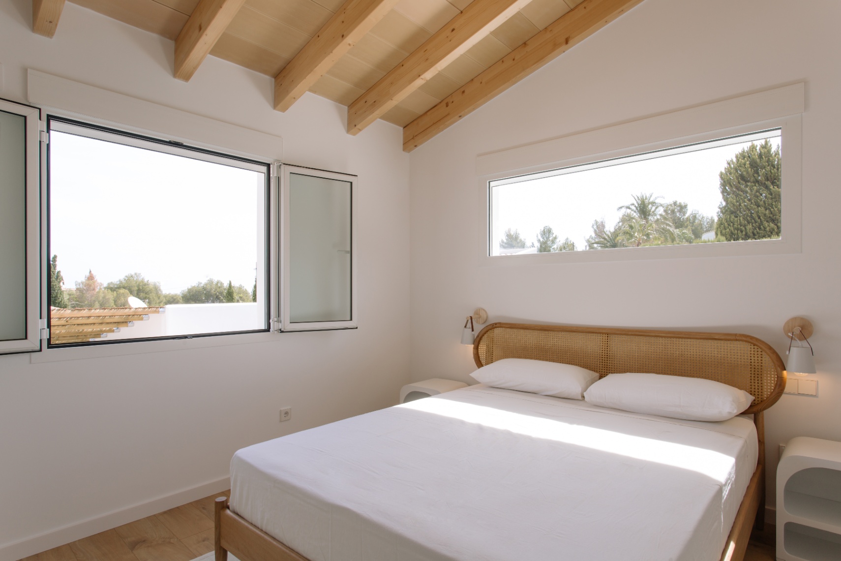Casa de 4 dormitorios en Denia con gran parcela y terraza.