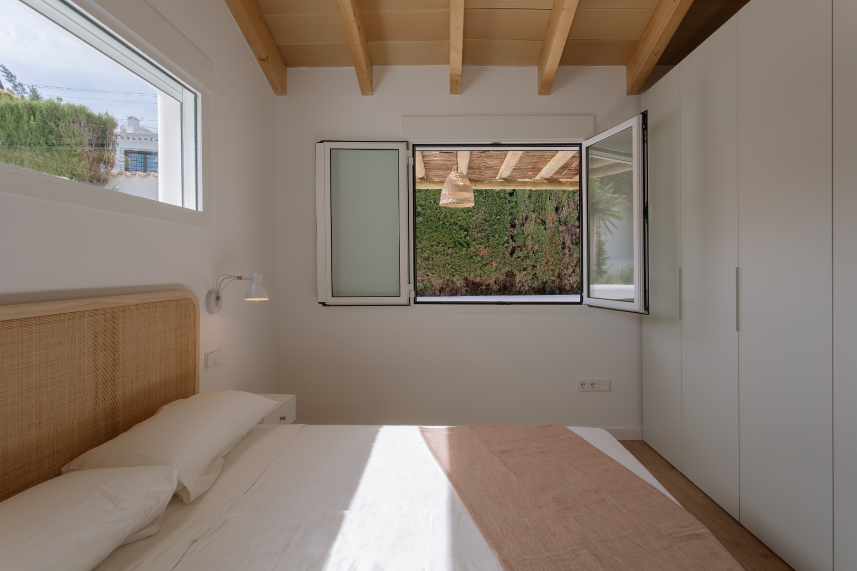 Casa de 4 dormitorios en Denia con gran parcela y terraza.