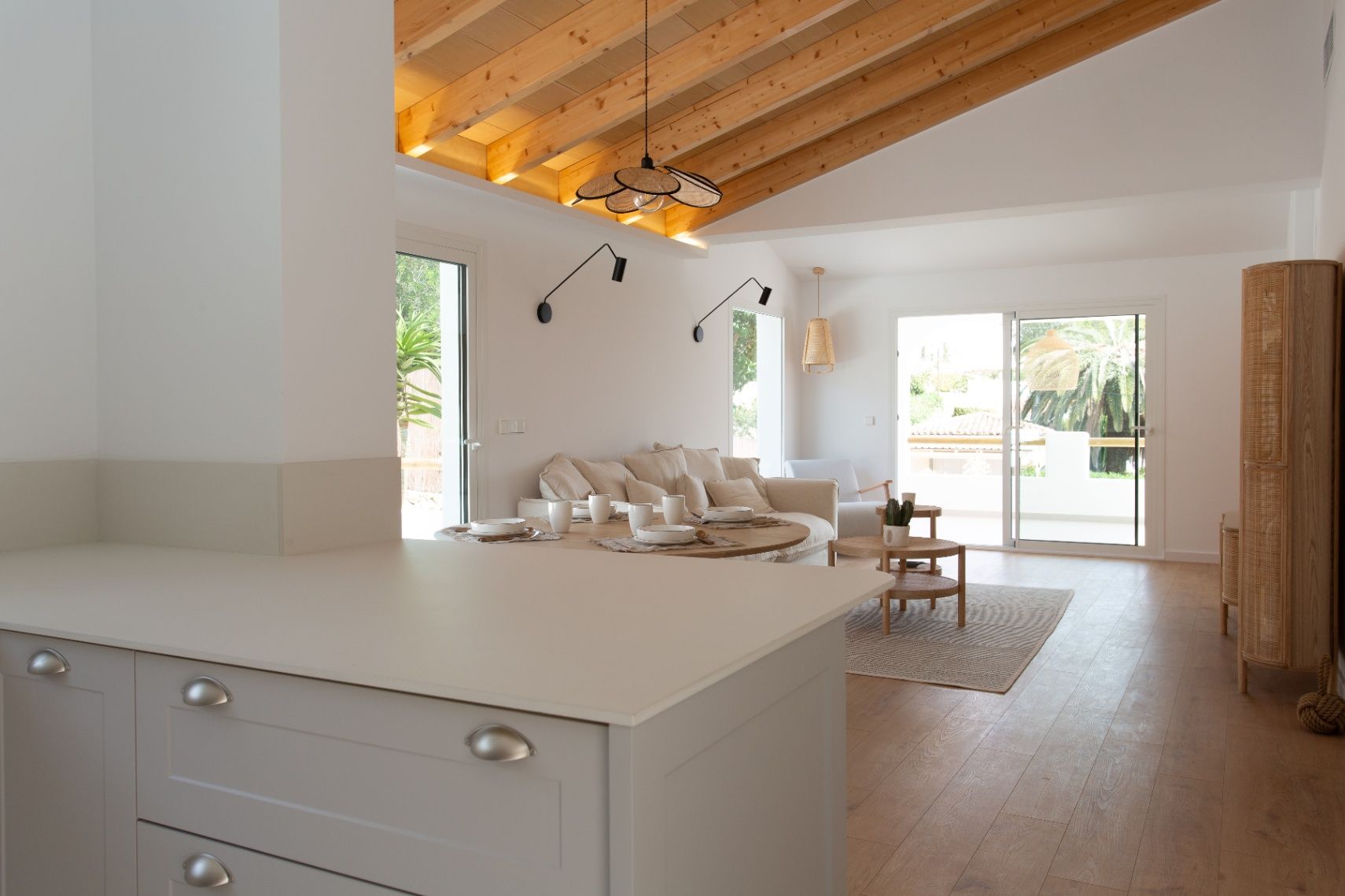 Casa de 4 dormitorios en Denia con gran parcela y terraza.