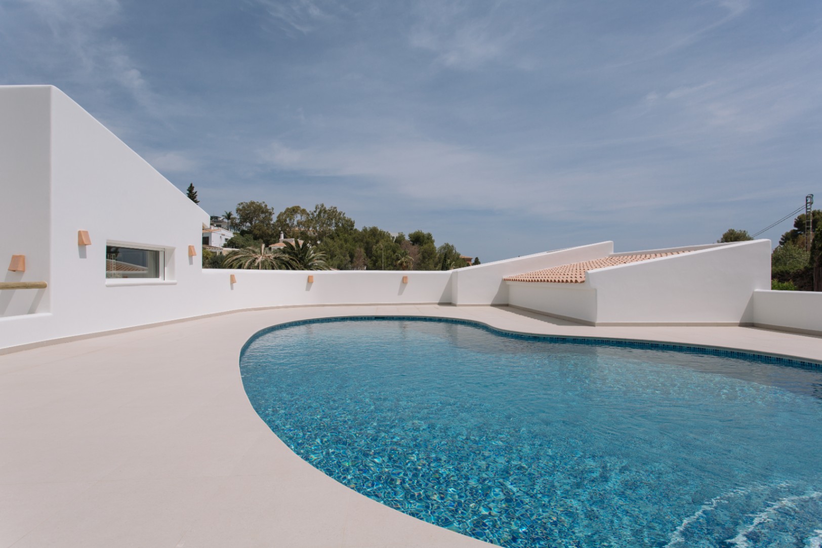 Casa de 4 dormitorios en Denia con gran parcela y terraza.
