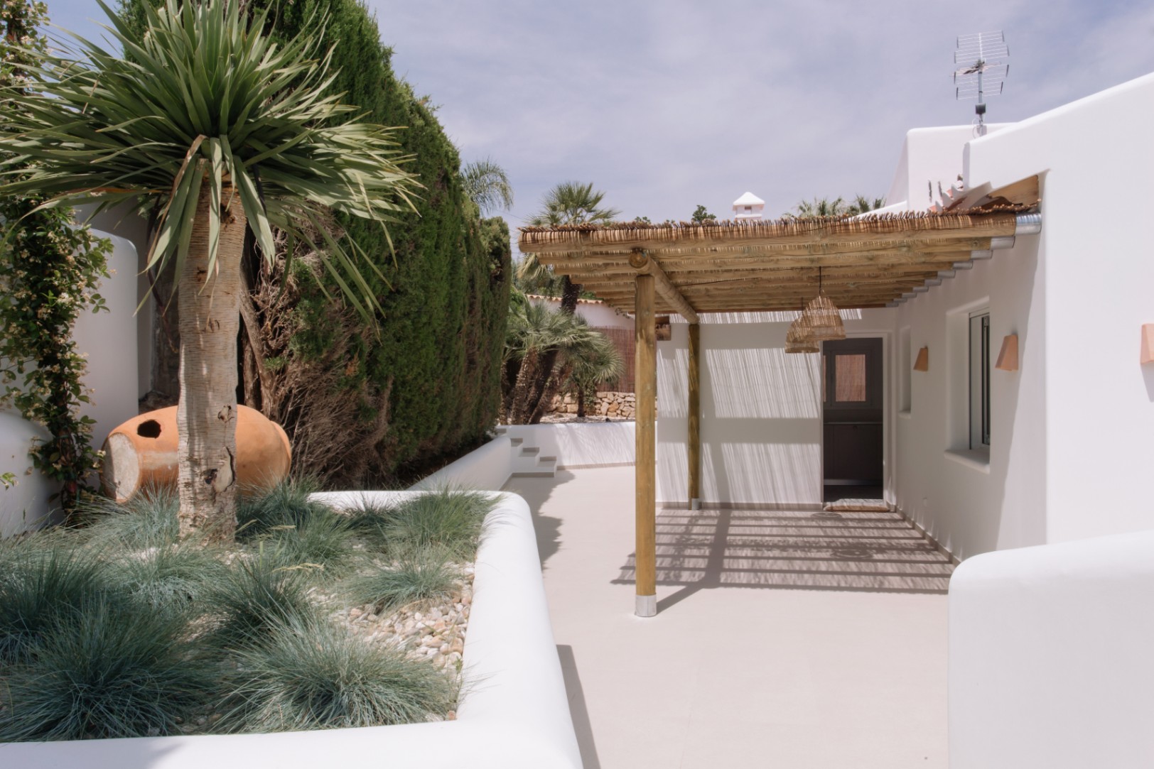 Casa de 4 dormitorios en Denia con gran parcela y terraza.