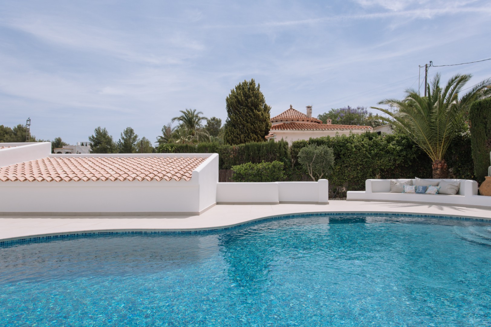Casa de 4 dormitorios en Denia con gran parcela y terraza.