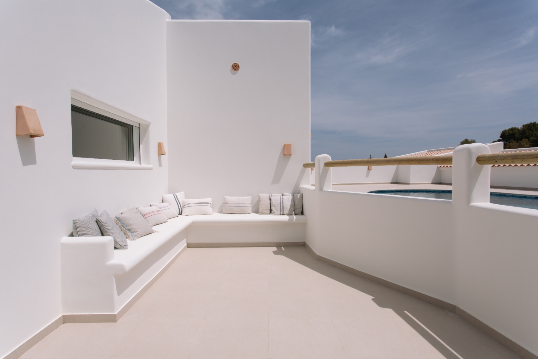 Casa de 4 dormitorios en Denia con gran parcela y terraza.