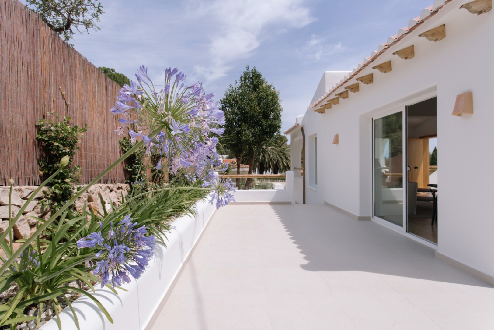 Casa de 4 dormitorios en Denia con gran parcela y terraza.