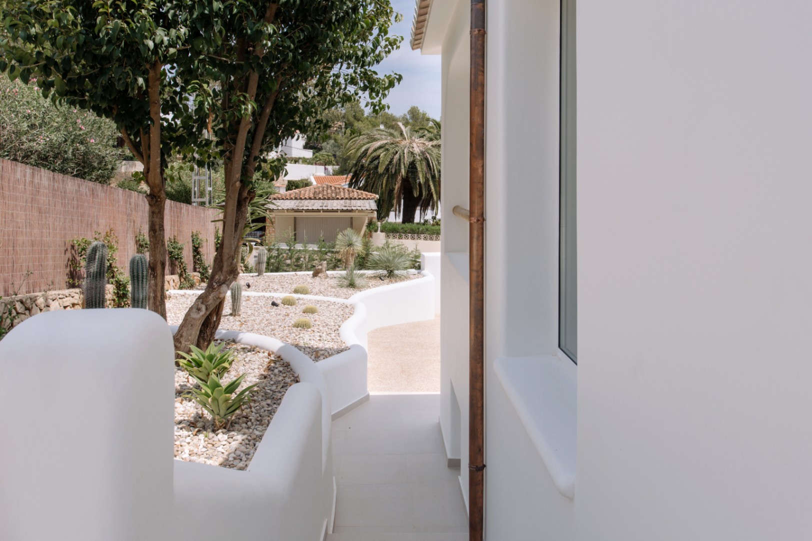 Casa de 4 dormitorios en Denia con gran parcela y terraza.