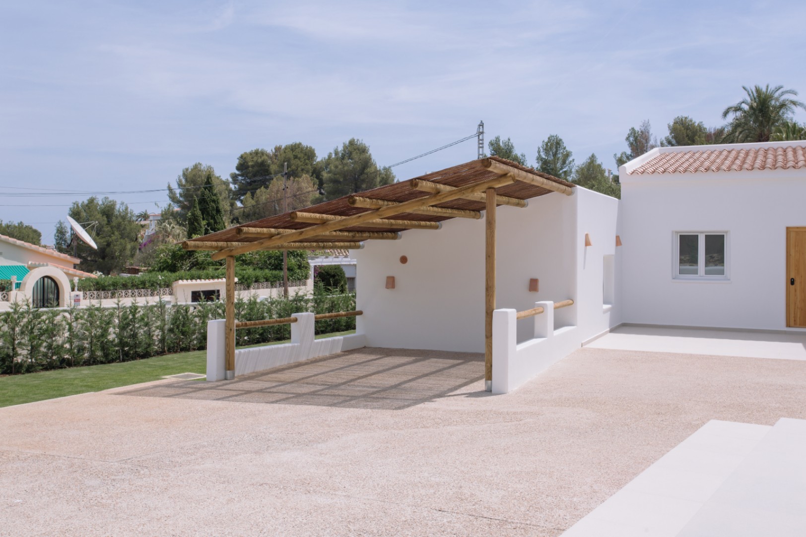 Casa de 4 dormitorios en Denia con gran parcela y terraza.