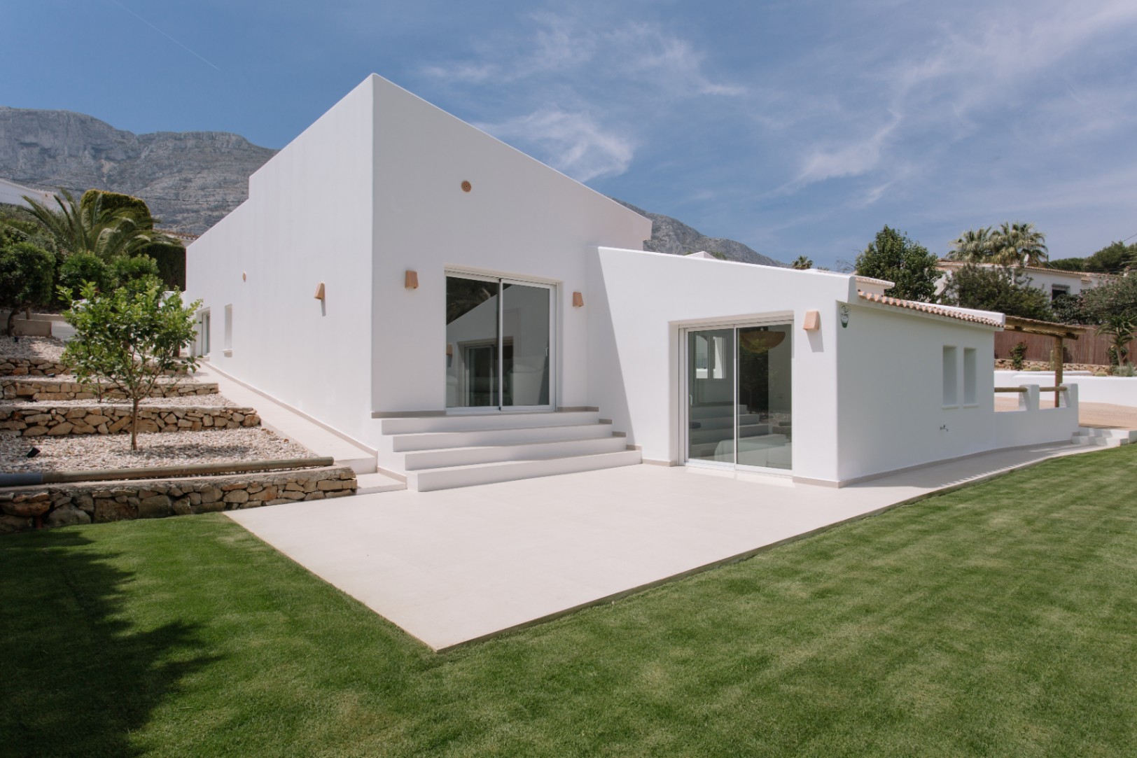 Casa de 4 dormitorios en Denia con gran parcela y terraza.