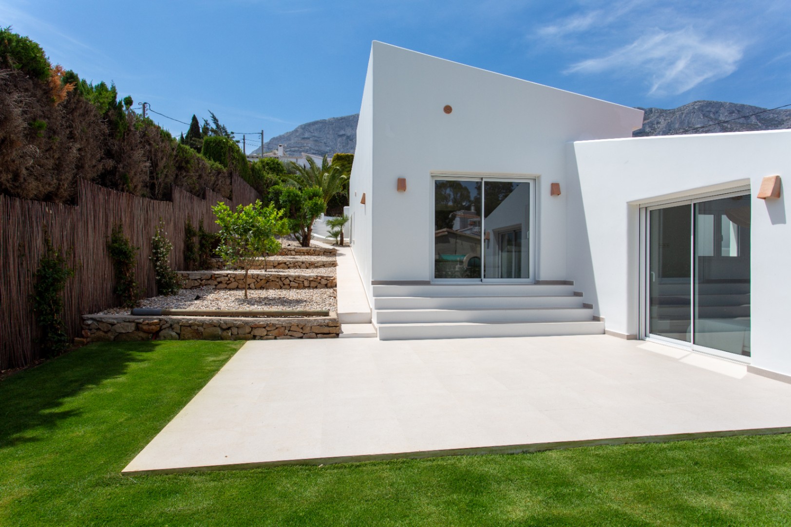 Casa de 4 dormitorios en Denia con gran parcela y terraza.