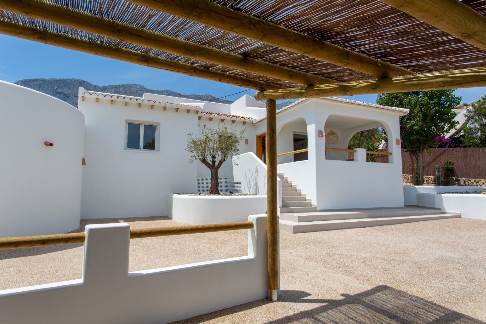 Casa de 4 dormitorios en Denia con gran parcela y terraza.